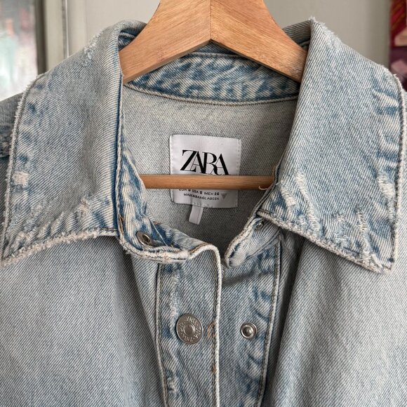Zara - Oversized Distressed Rigid Denim Shirt Jacket in Light Wash - Picture 3 of 9